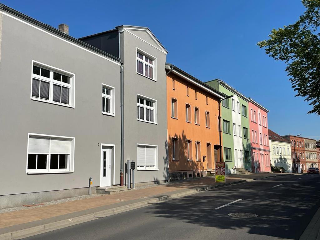 Modern Eingerichtet-Stadtnah-Ferienwohnung Mit Geschirrspueler Und Waschmaschine Friedland  Zewnętrze zdjęcie