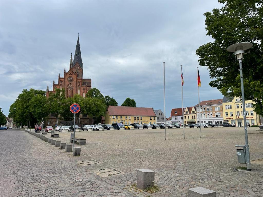 Modern Eingerichtet-Stadtnah-Ferienwohnung Mit Geschirrspueler Und Waschmaschine Friedland  Zewnętrze zdjęcie