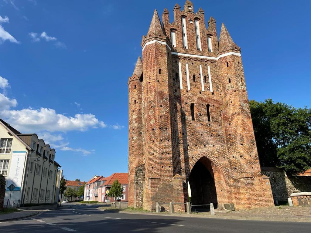 Modern Eingerichtet-Stadtnah-Ferienwohnung Mit Geschirrspueler Und Waschmaschine Friedland  Zewnętrze zdjęcie